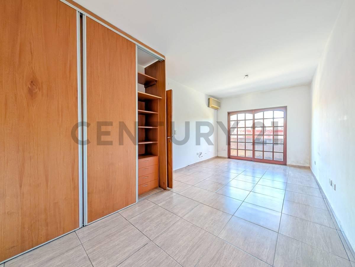 Foto de VENTA - Casa de 4 dormitorios, cochera, terraza y patio con pileta, imagen 2
