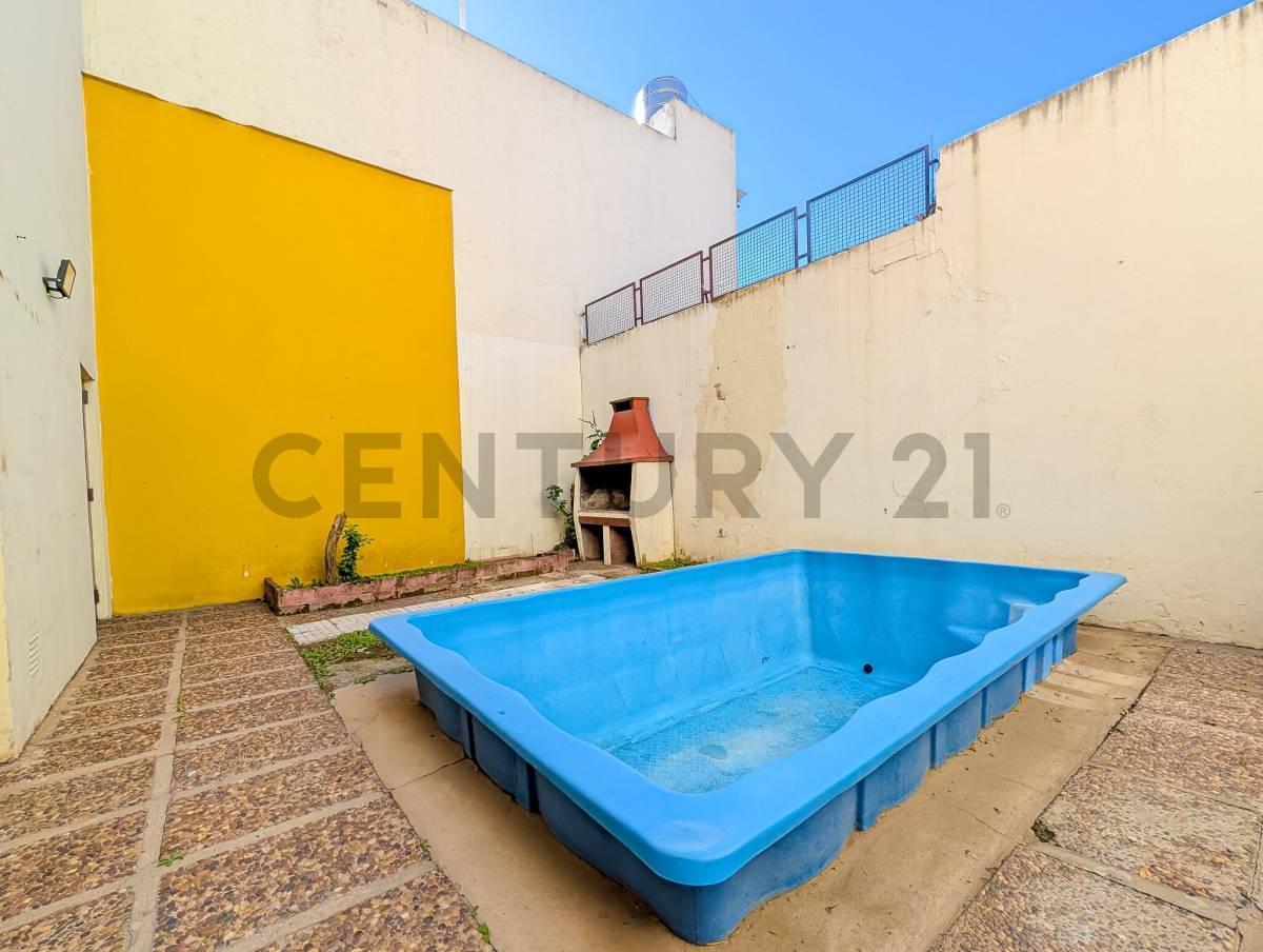 Foto de VENTA - Casa de 4 dormitorios, cochera, terraza y patio con pileta, imagen 3