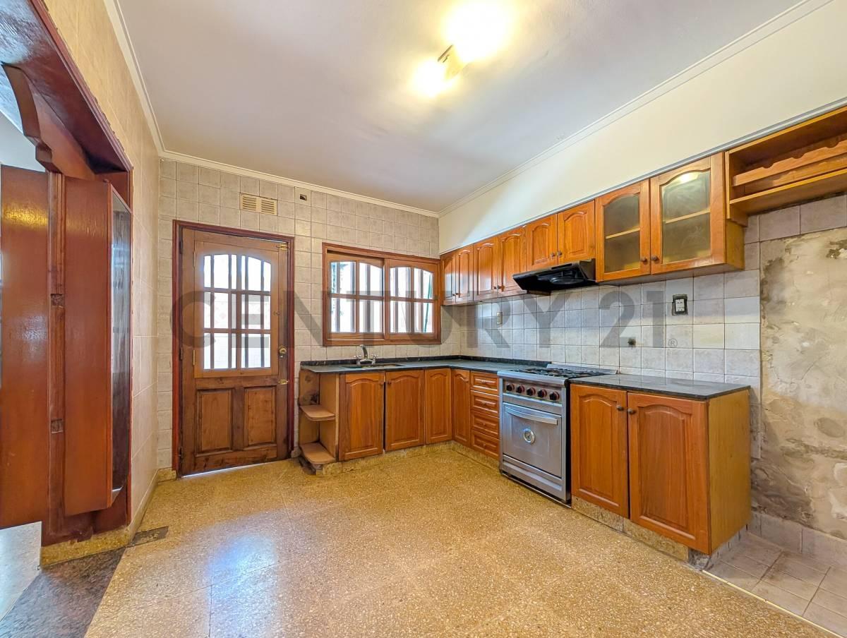 Foto de VENTA - CASA - 4 DORMITORIOS - COCHERA - PATIO -ZONA SUR, ROSARIO, imagen 2