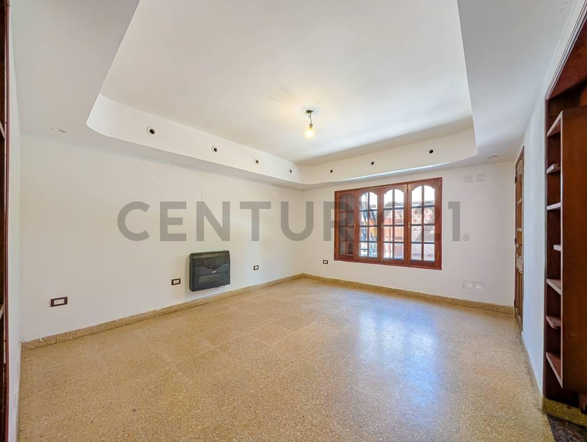 Foto de VENTA - CASA - 4 DORMITORIOS - COCHERA - PATIO -ZONA SUR, ROSARIO, imagen 3