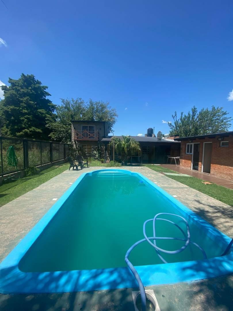 Foto de Venta - Casa con pileta en Ibarlucea, imagen 2