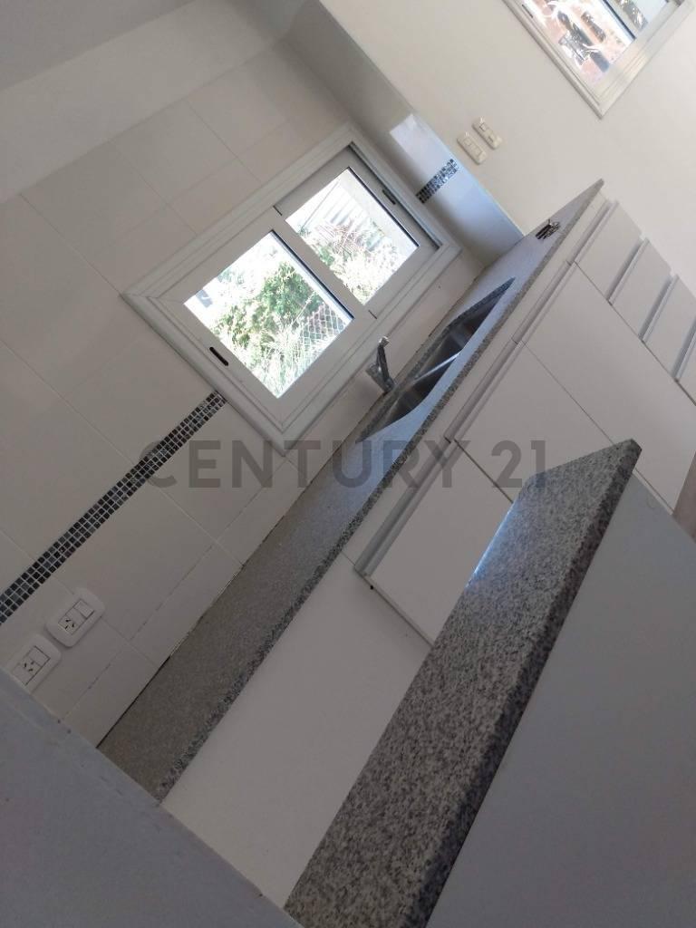 Foto de VENTA - CASA 2 DORMITORIOS - FUNES, imagen 2
