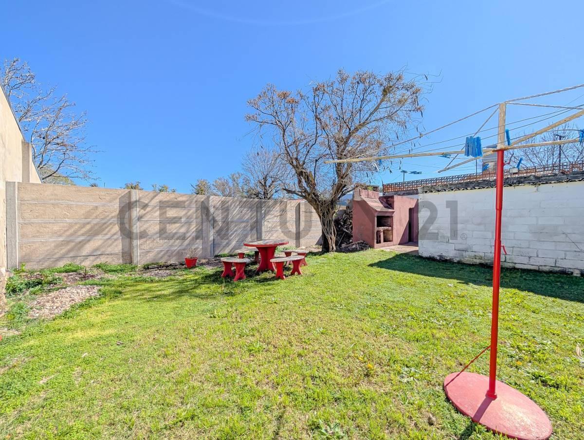 Foto de VENTA - CASA - TRES DORMITORIOS - COCHERA - PATIO - JARDIN - PEREZ, imagen 1