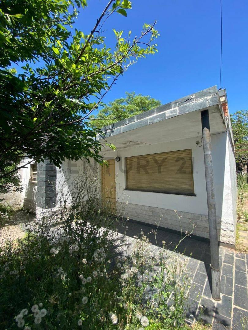 Foto de Venta de Depósito con casa a reciclar con patio y pileta - Barrio, imagen 5
