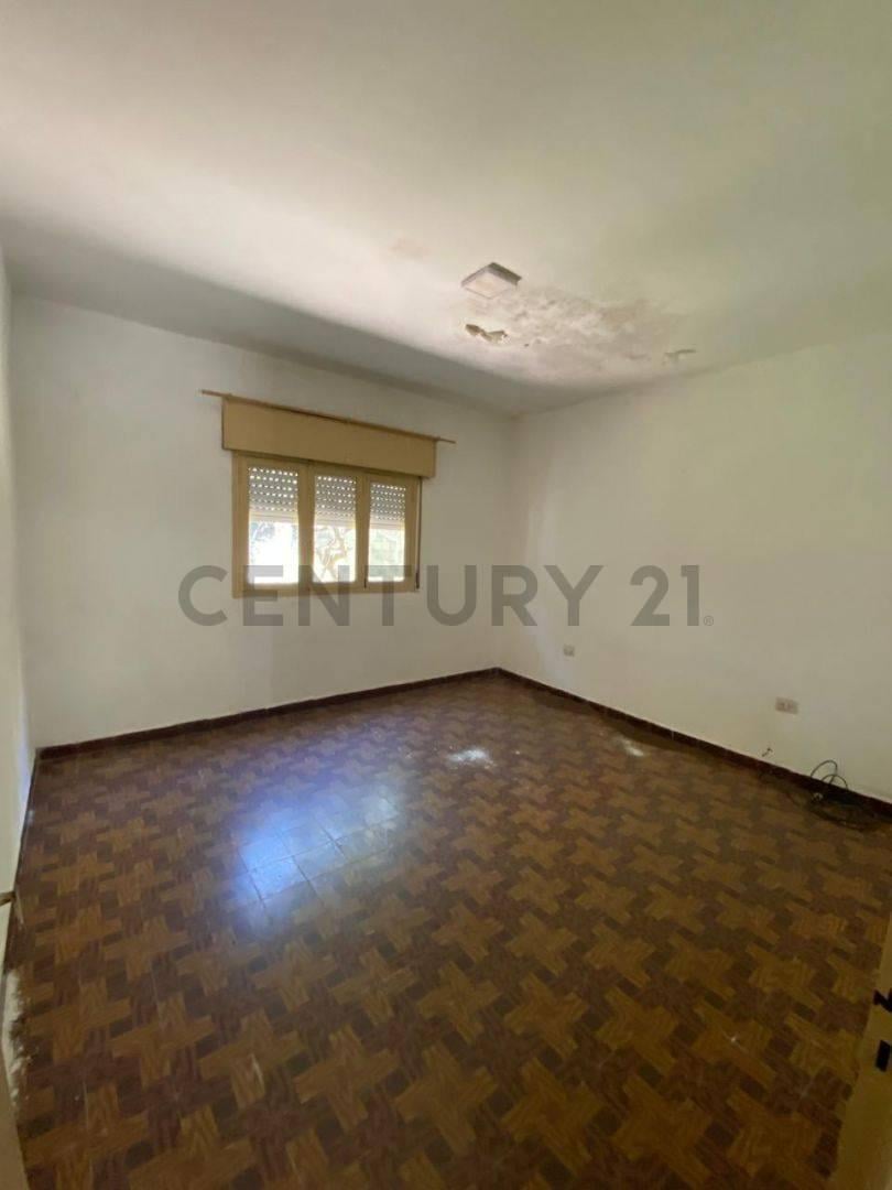 Foto de Venta de Depósito con casa a reciclar con patio y pileta - Barrio, imagen 3