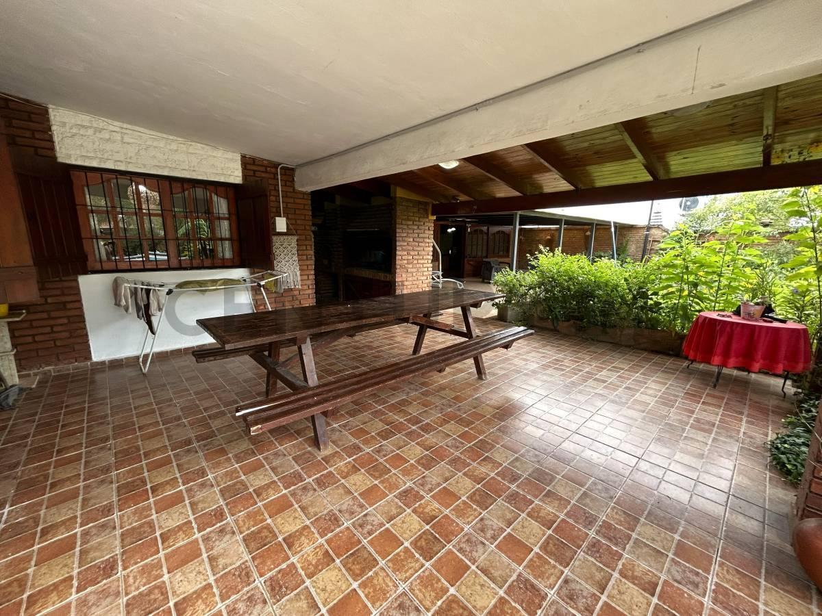Foto de Venta de Casa de 3 dormitorios con pileta y quincho en Funes, imagen 2