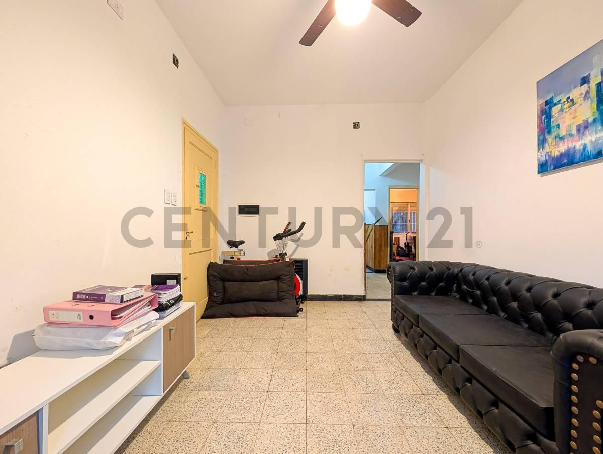 Foto de VENTA - CASA - DOS DORMITORIOS - PATIO - JARDIN - SALADILLO, ROSARIO, imagen 2