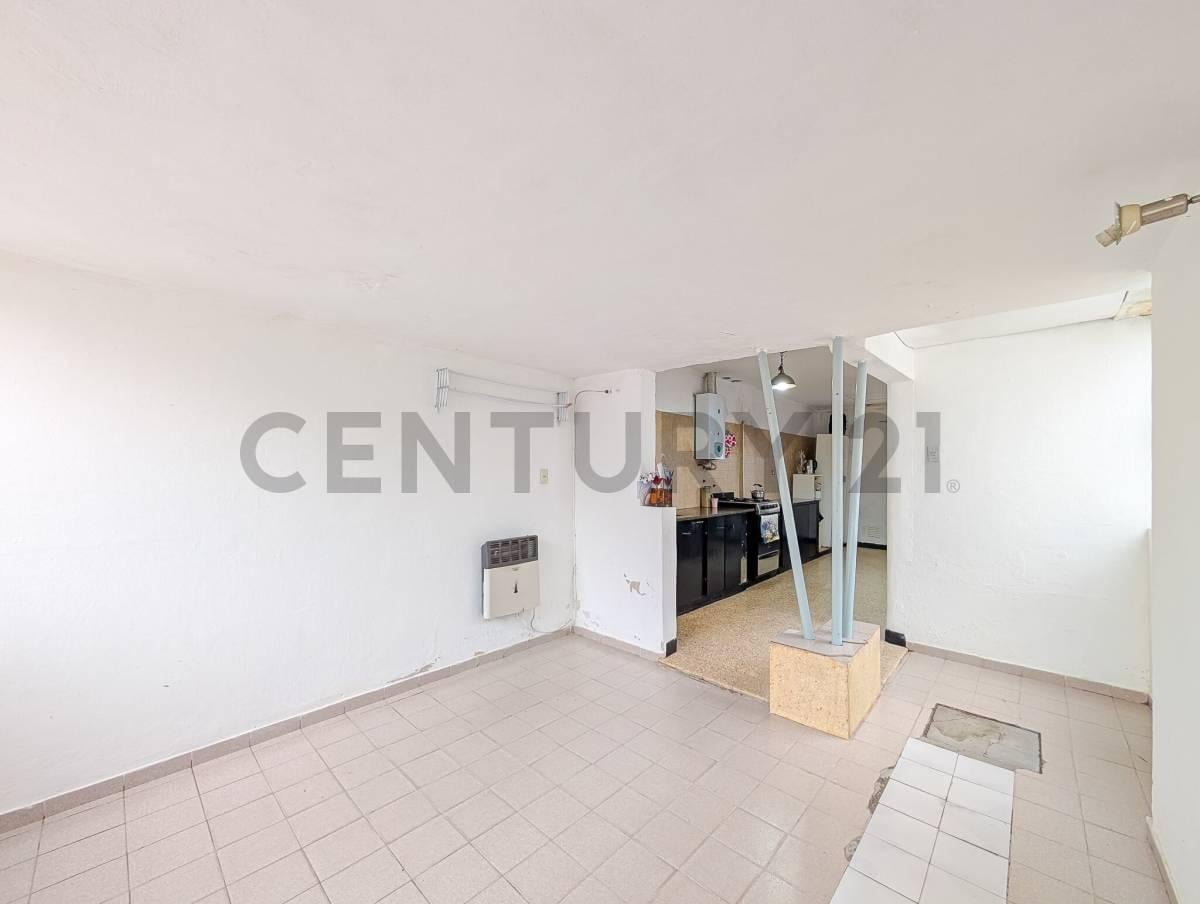 Foto de VENTA - CASA - TRES DORMITORIOS - COCHERA - PATIO - JARDIN - SALADILLO, imagen 2