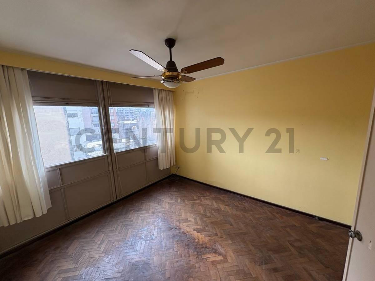 Foto de VENTA DEPARTAMENTO - 2 DORMITORIOS - LUMINOSO - FRENTE A LA PLAZA, imagen 2