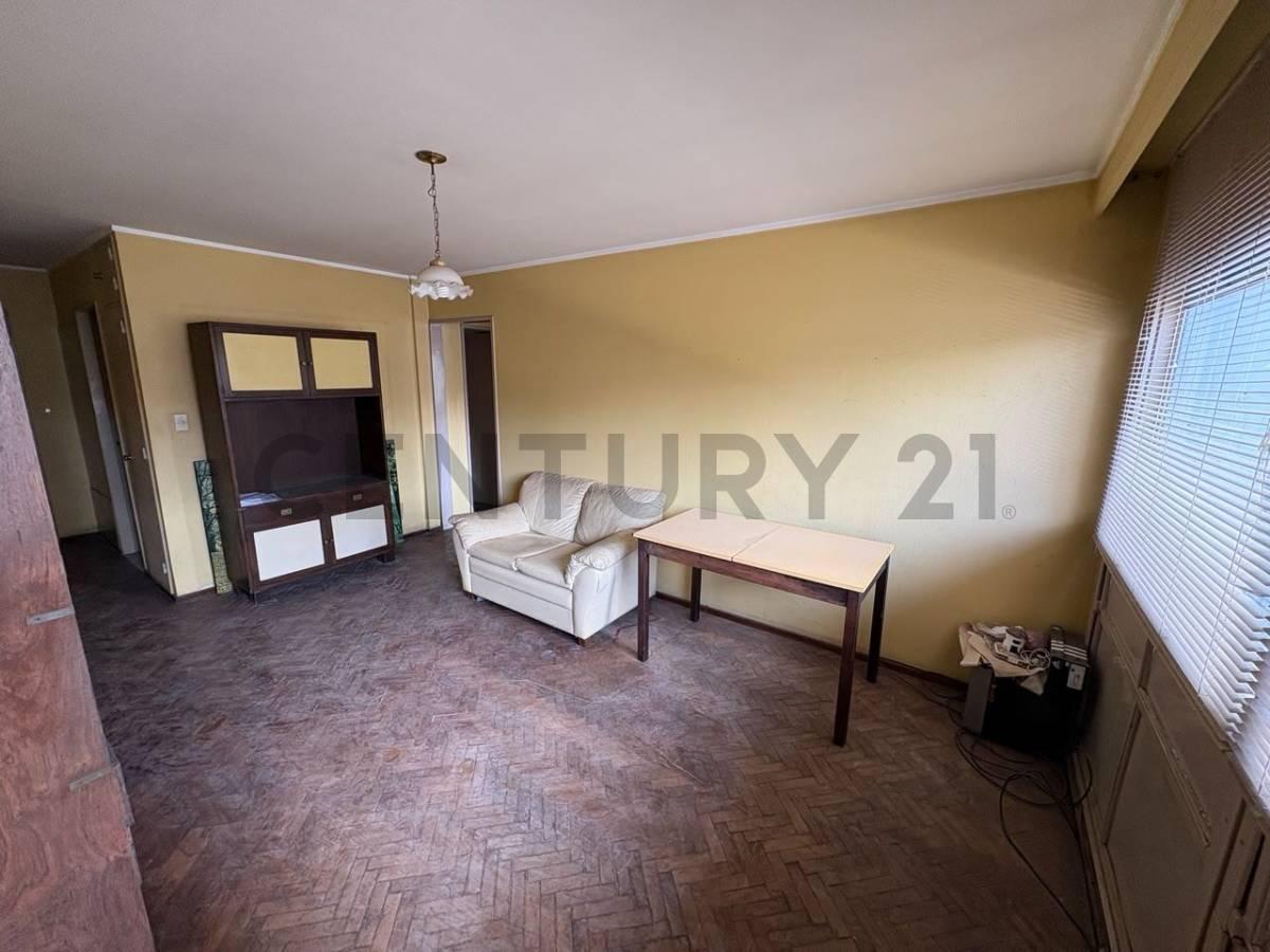 Foto de VENTA DEPARTAMENTO - 2 DORMITORIOS - LUMINOSO - FRENTE A LA PLAZA, imagen 3
