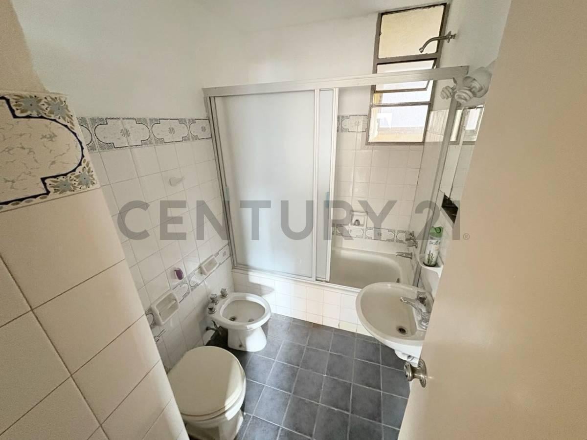 Foto de VENTA DEPARTAMENTO - 2 DORMITORIOS - LUMINOSO - FRENTE A LA PLAZA, imagen 4
