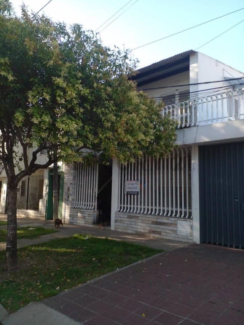 Foto de Casa en dos plantas con patio - Barrio Cura, imagen 1