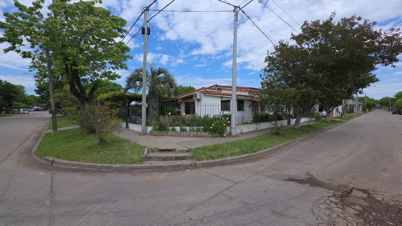 Foto de Casa en venta - 3 Dormitorios - Roldán - Centro 645 M2, imagen 2