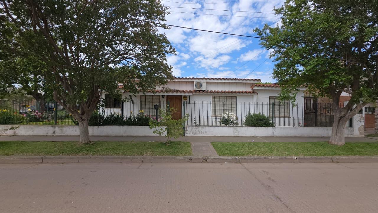 Foto de Casa en venta - 3 Dormitorios - Roldán - Centro 645 M2, imagen 1