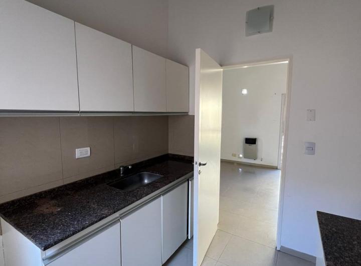 Hermoso departamento a la venta cercano al Hospital Italiano. Muy buena zona 5