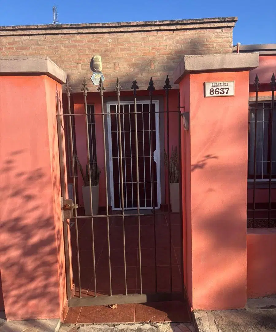 Hermosa casa  de tres dormitorios a la venta en barrio El Refugio 4