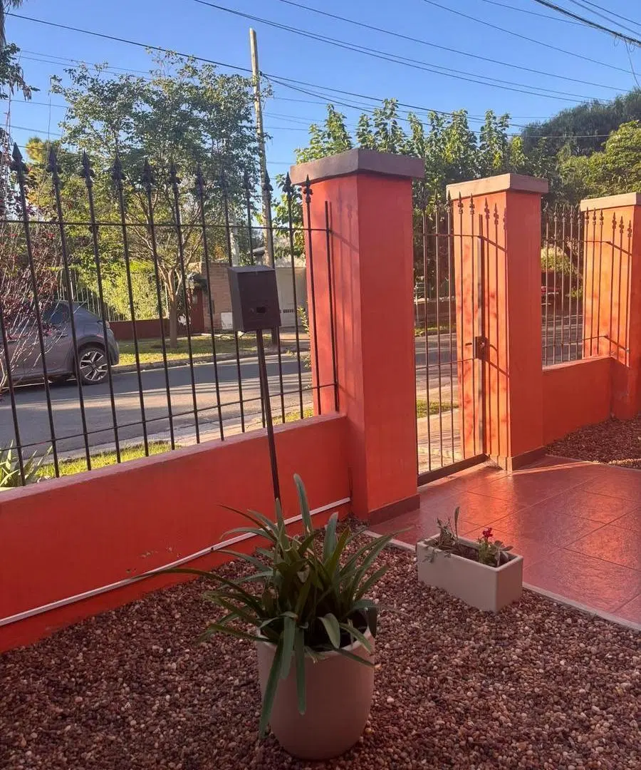 Hermosa casa  de tres dormitorios a la venta en barrio El Refugio 8