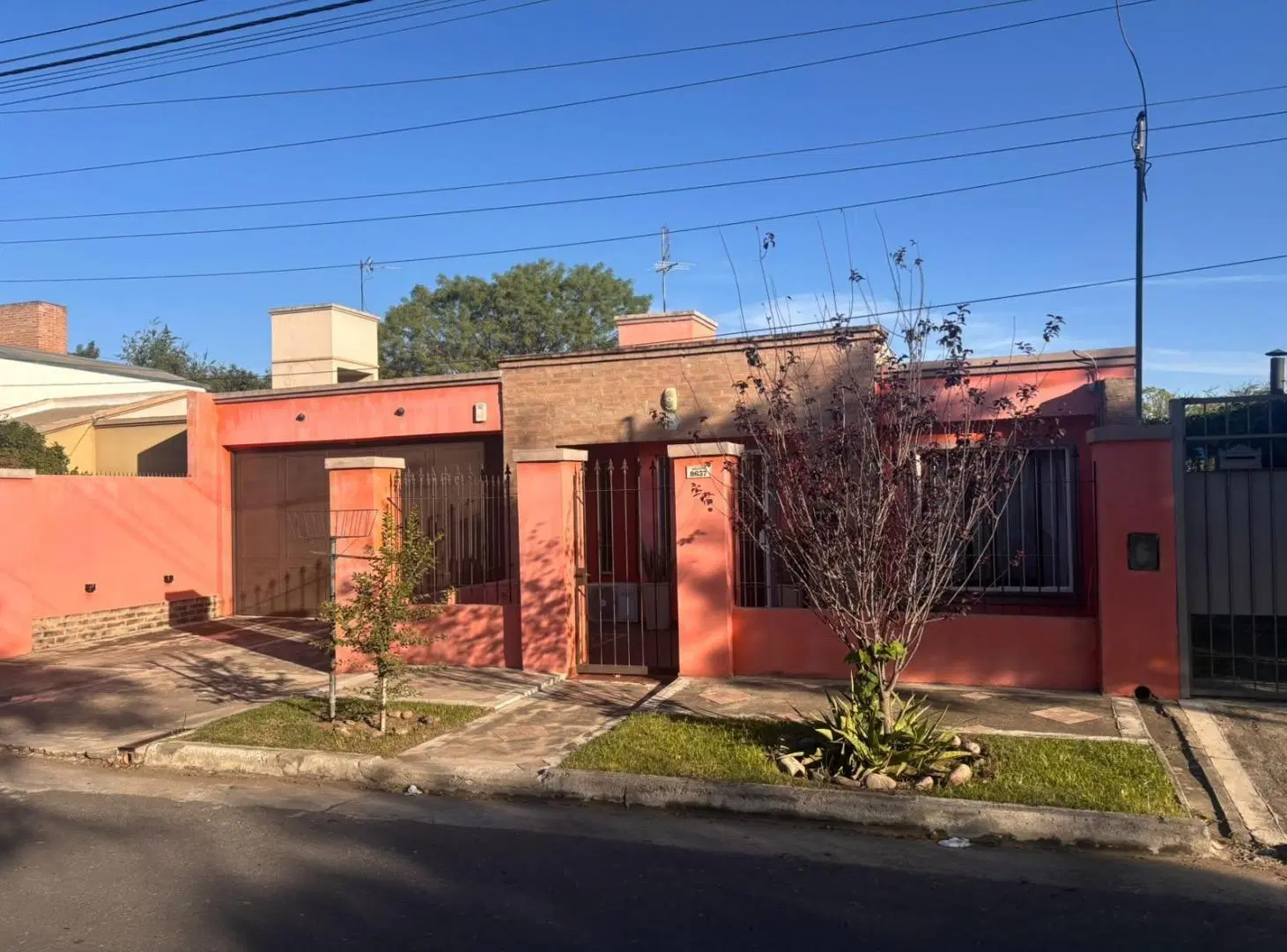 Hermosa casa  de tres dormitorios a la venta en barrio El Refugio 5