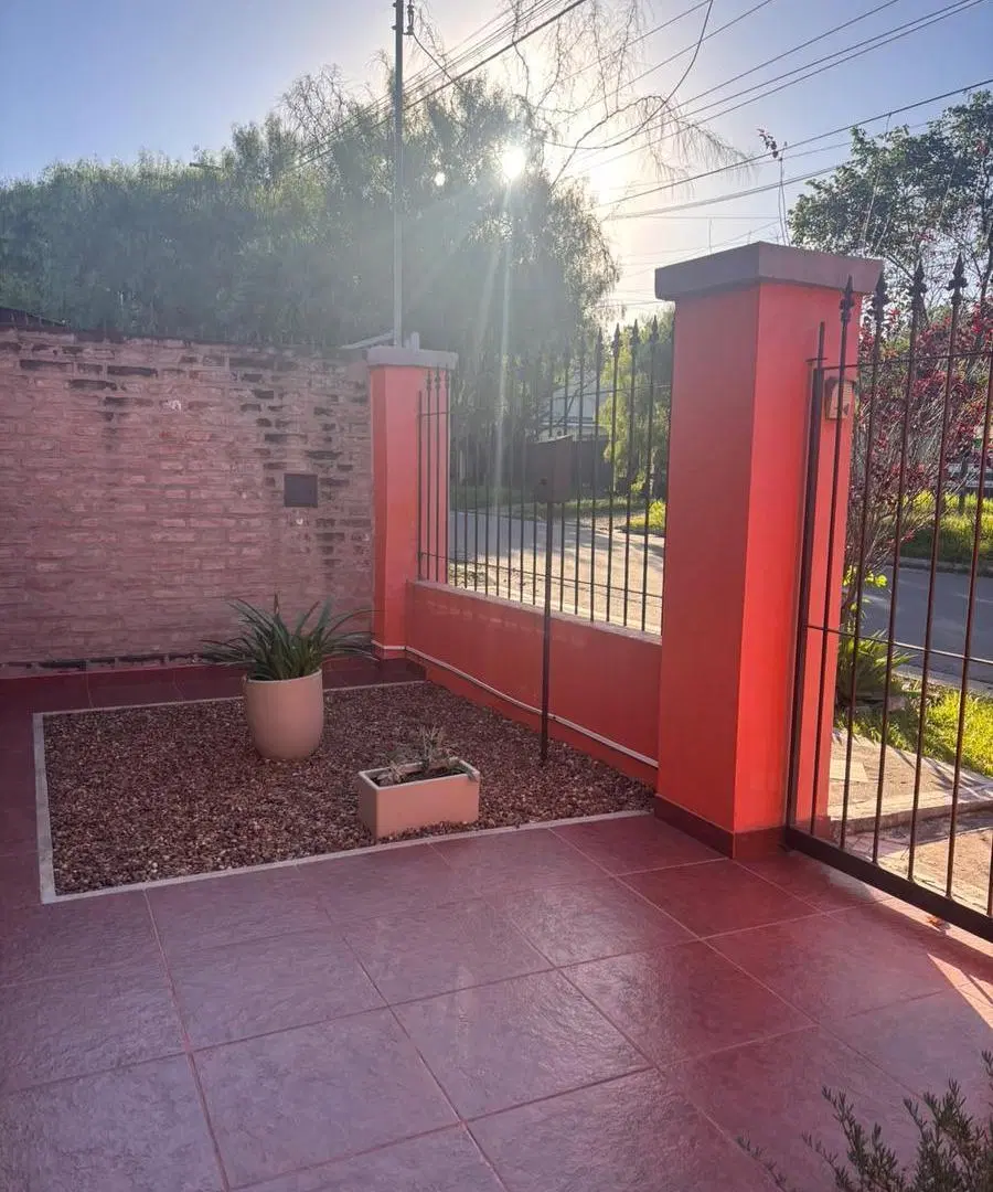Hermosa casa  de tres dormitorios a la venta en barrio El Refugio 3