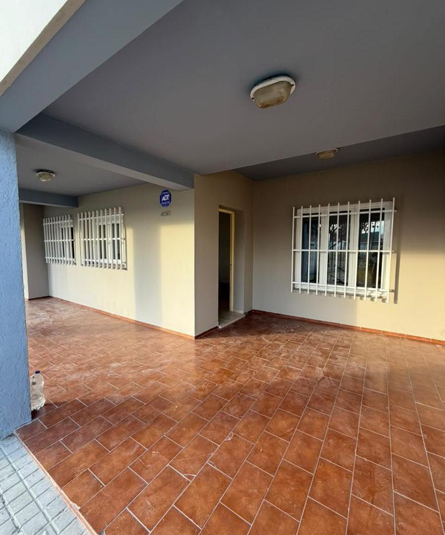 Foto de Casa de tres dormitorios en alquiler en barrio Marquez de Sobremonte, imagen 1