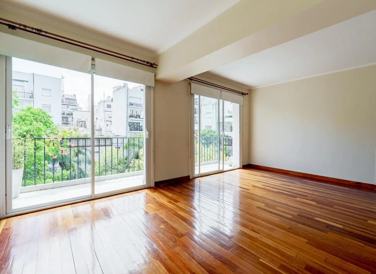 Departamento en Alquiler. Dos dormitorios con cochera en la mejor zona de Recoleta 5