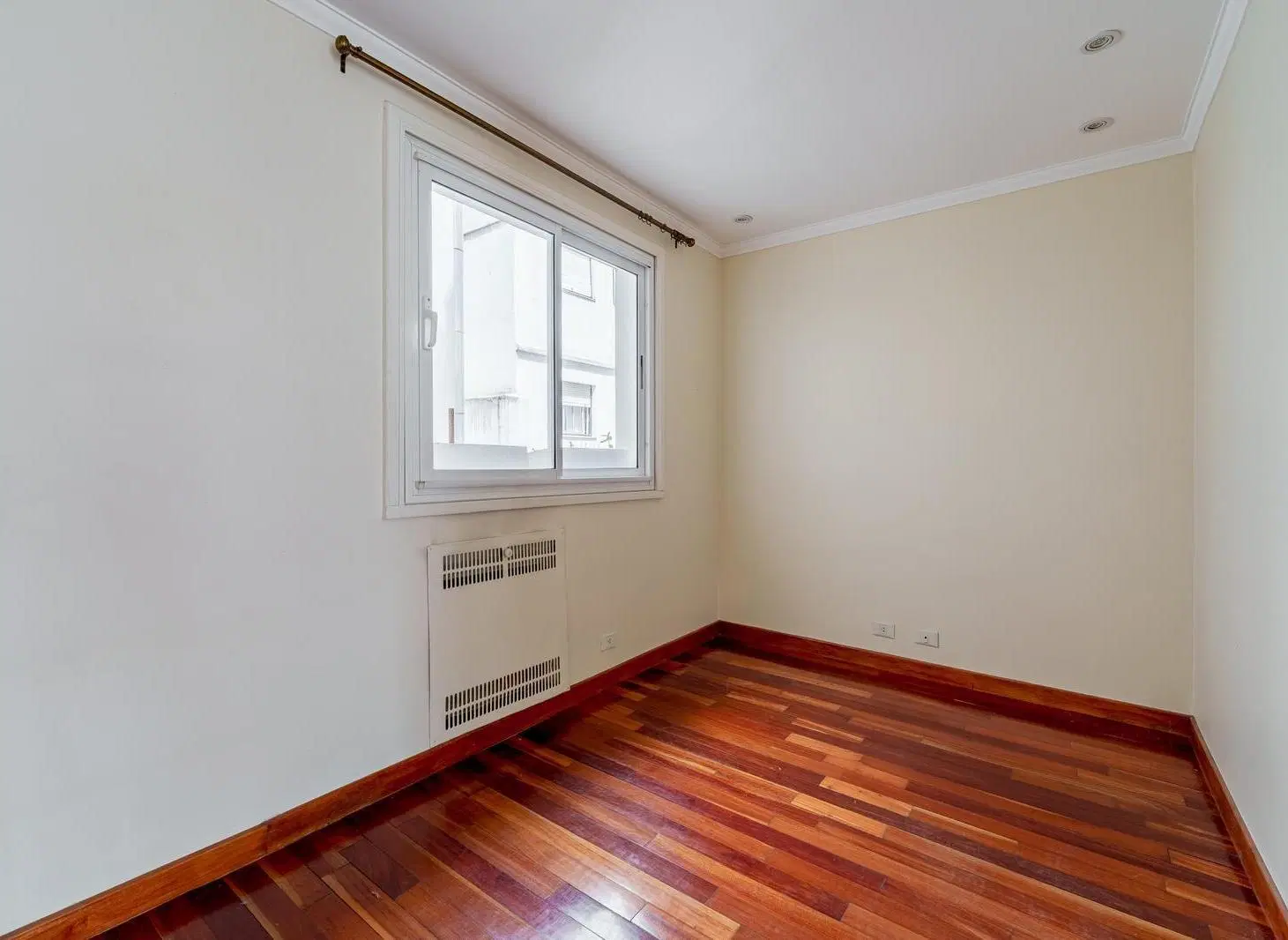 Departamento en Alquiler. Dos dormitorios con cochera en la mejor zona de Recoleta 4