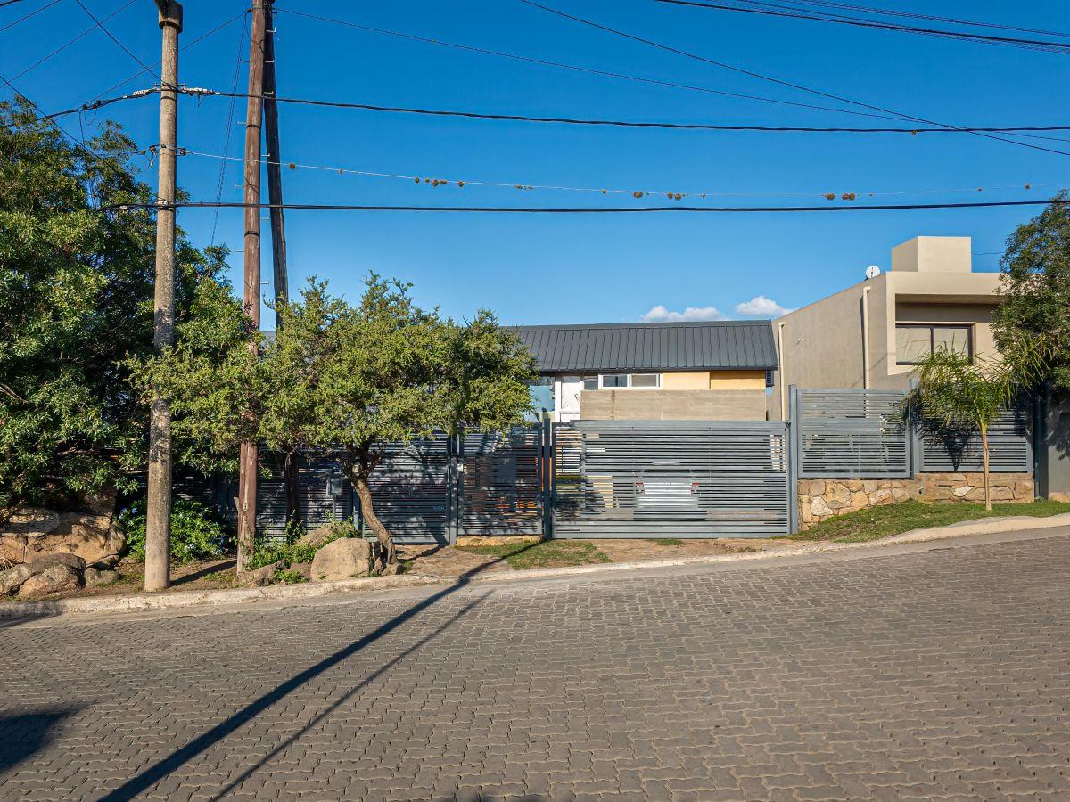 VENTA CASA 3 DORMITORIOS. 3 BAÑOS. QUINCHO. PILETA. PARQUE. VILLA DEL LAGO. CARLOS PAZ. CÓRDOBA.