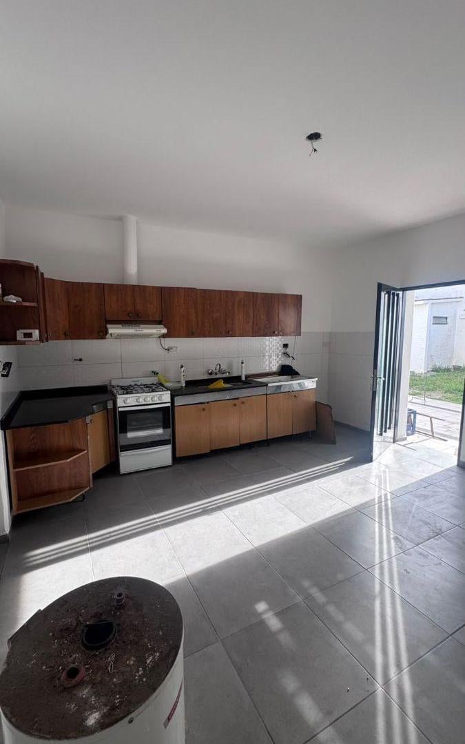 Foto de Casa en alquiler 3 dormitorios con garaje y patio. Barrio Güemes., imagen 2