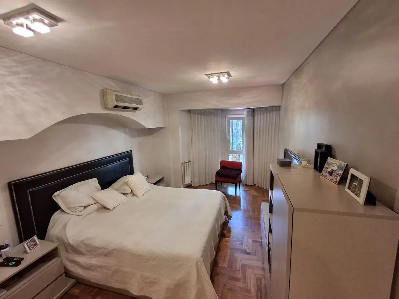 Venta Casa 8 Ambientes con 4 Cocheras y Quincho en Villa Crespo 3