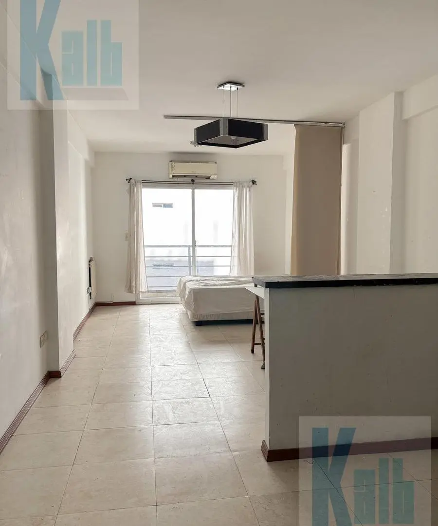 Luminoso monoambiente con balcón en Balvanera en alquiler en edificio con amenities 1