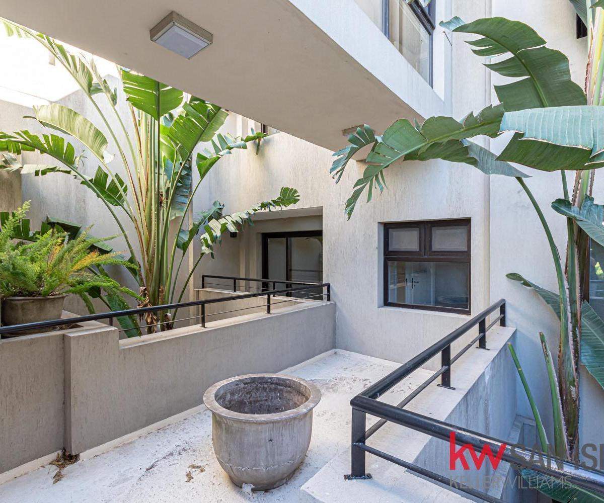 Casa en venta, 4 dormitorios en Barrio Parque, reciclado, con pileta y escritorio