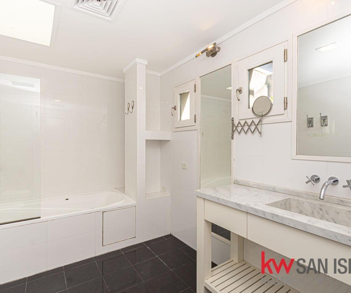 Foto de Casa en venta, 4 dormitorios en Barrio Parque, reciclado, con pileta y, imagen 4