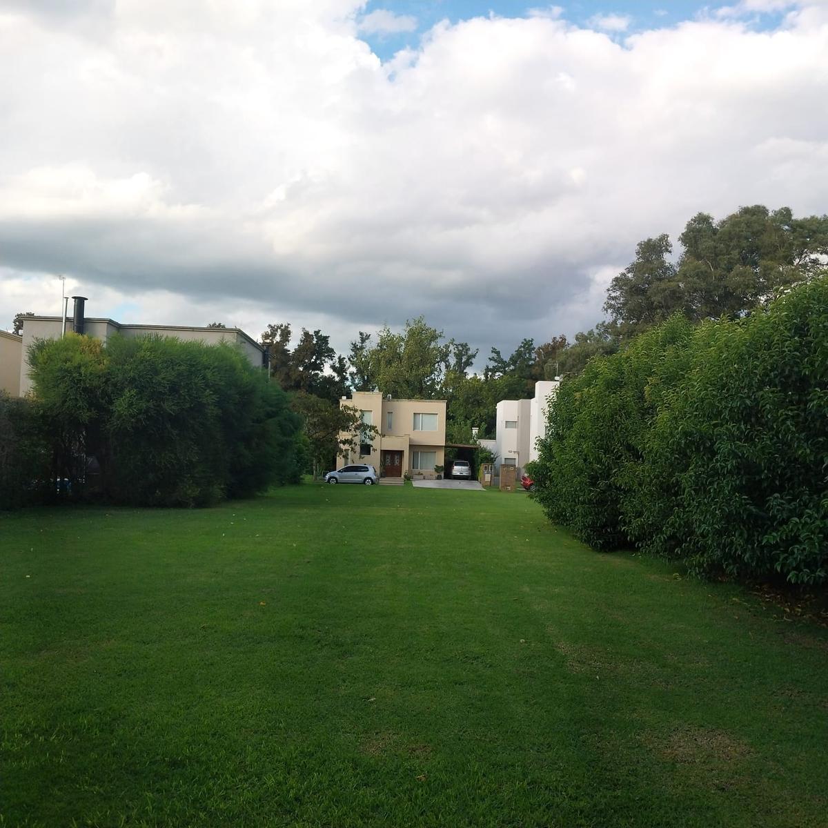 Terreno en venta en barrio privado La Angelica