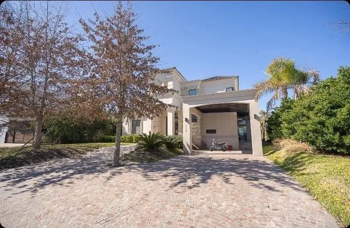 Casa en venta 5 dormitorios con galeria y pileta en Las Lomas, Haras Santa Maria 3