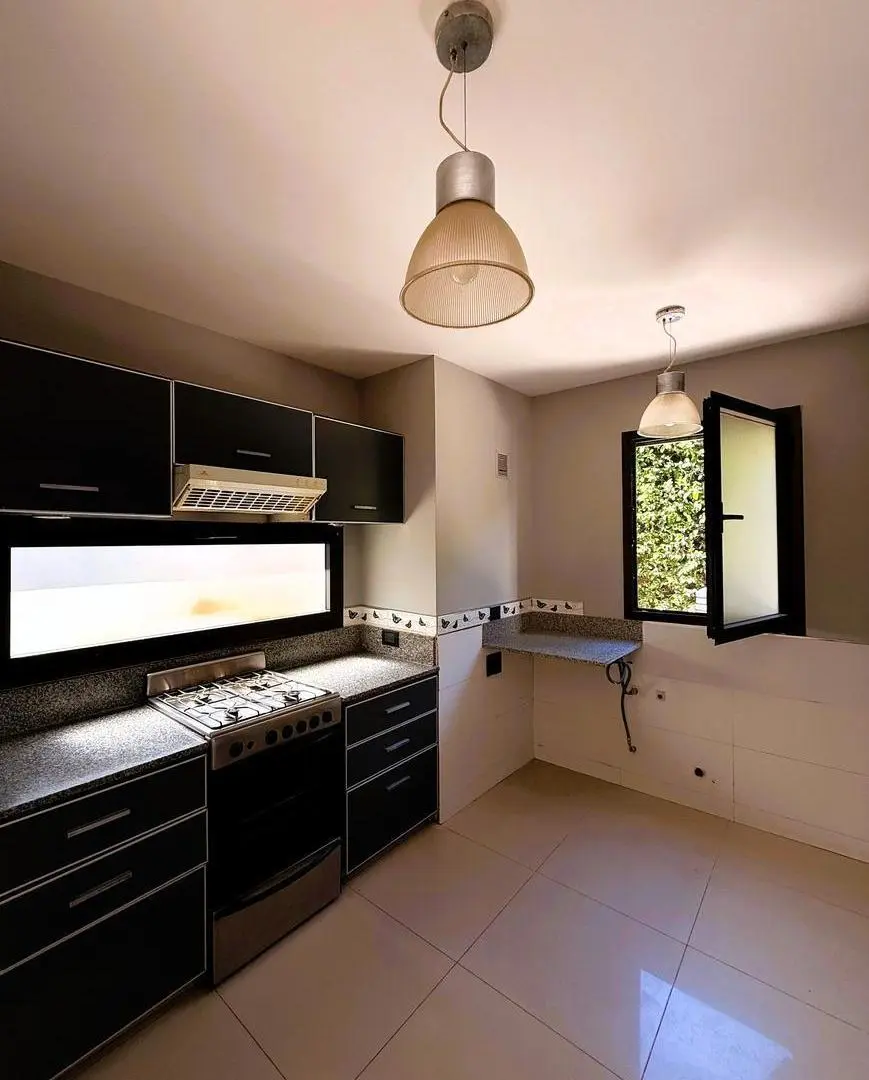 Casa en venta, 3 dormitorios en Olivos, con cochera 2