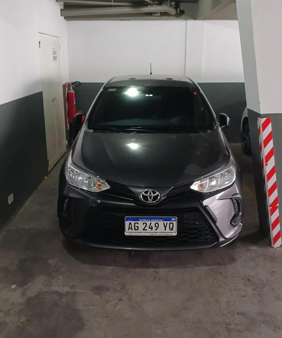 Cochera en venta en Villa Urquiza, con balcón