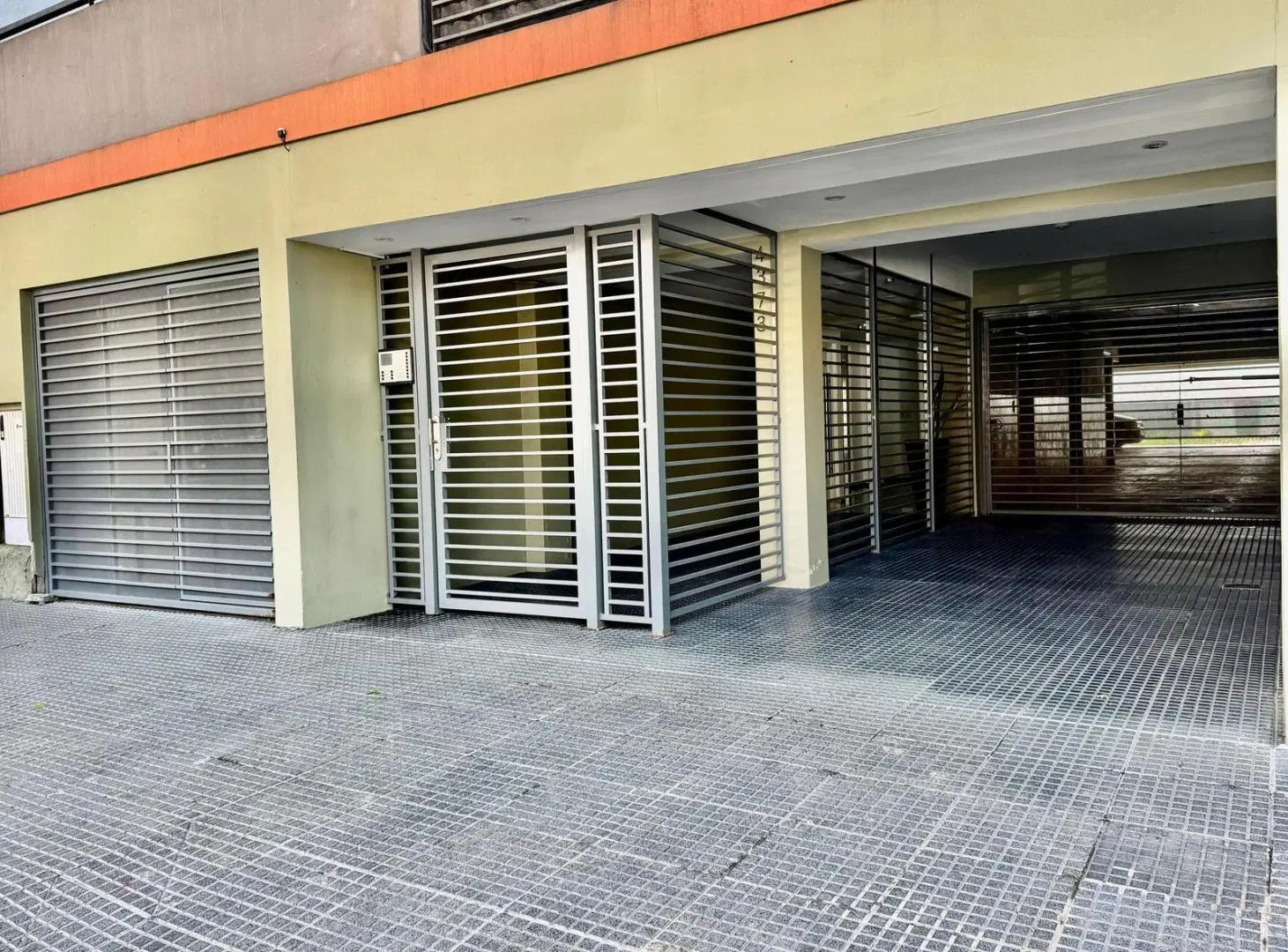 Cochera en venta en Villa Urquiza, con balcón 4