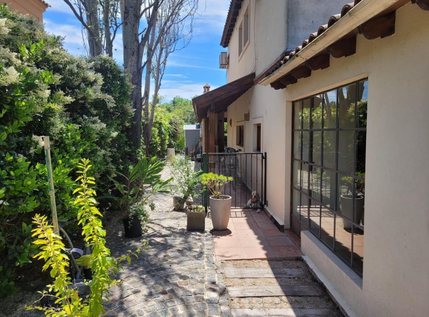 Foto de Casa en Alquiler Pacheco Golf Club 4 dormitorios con jardin y pileta, imagen 1