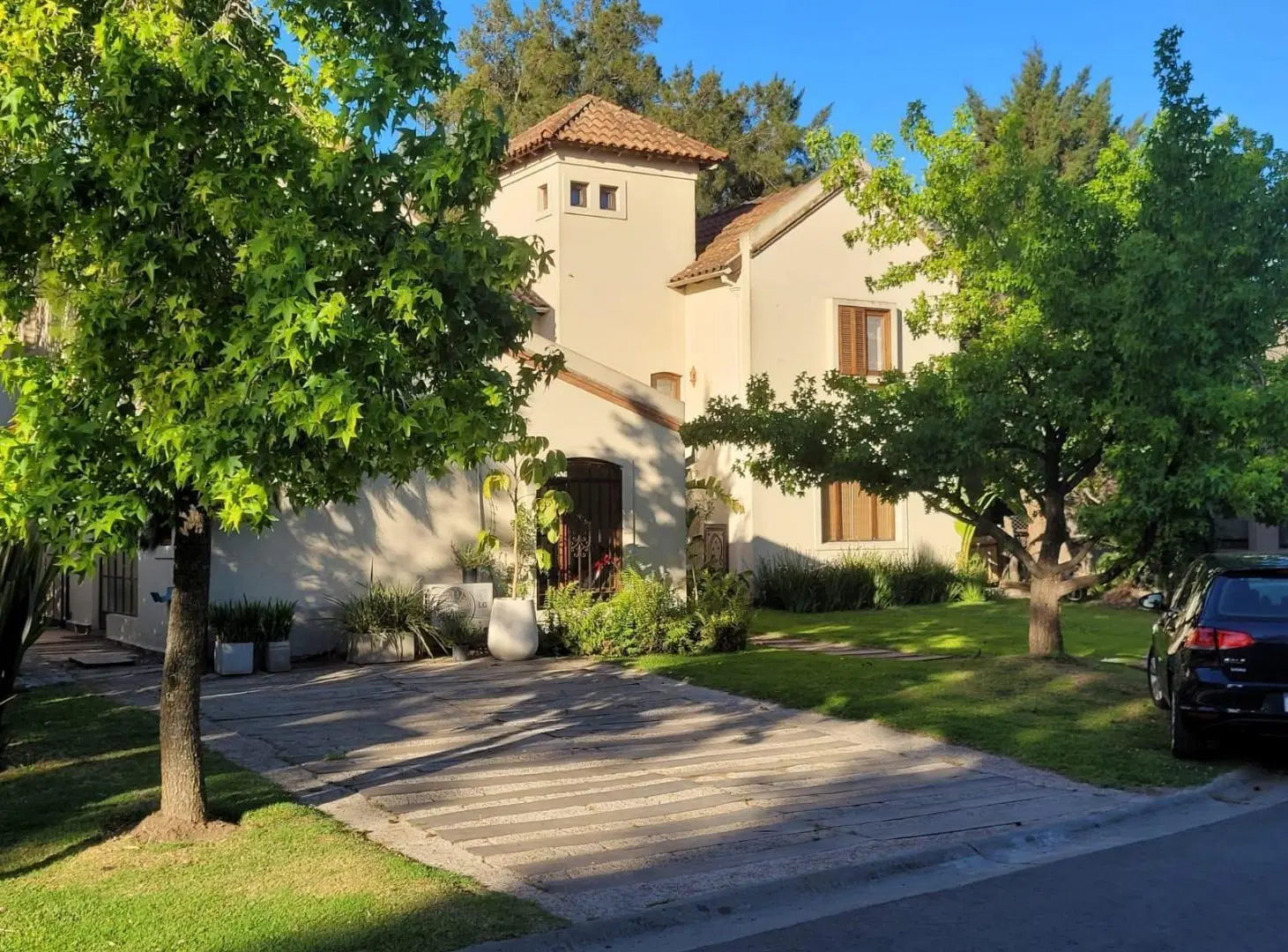 Casa en Alquiler  Pacheco Golf Club 4 dormitorios con jardin y pileta 2