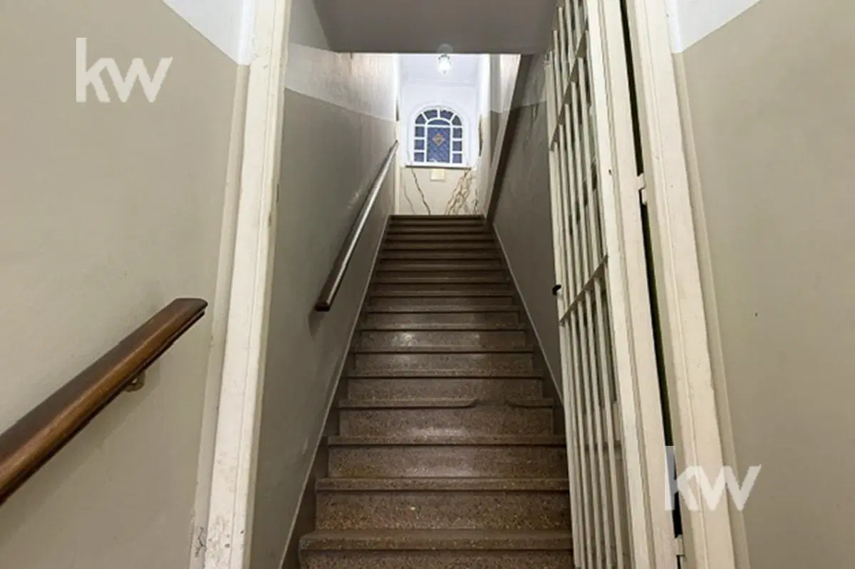 Casa en primer piso por escalera, 2 dormitorios, 1 baño y dependencia completa. 4