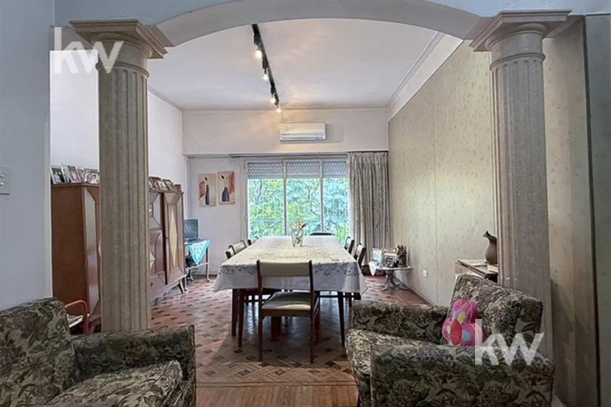 Casa en primer piso por escalera, 2 dormitorios, 1 baño y dependencia completa. 5