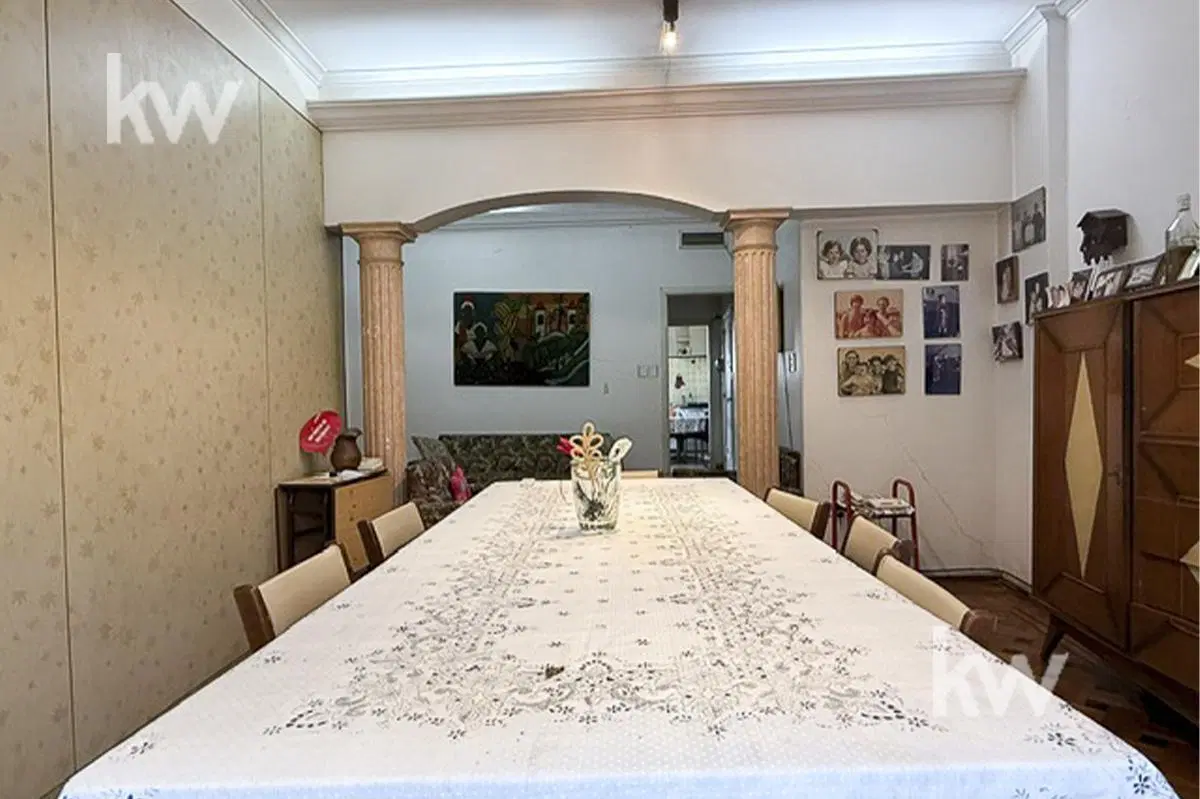 Casa en primer piso por escalera, 2 dormitorios, 1 baño y dependencia completa. 4