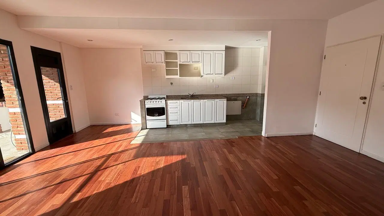 Departamento en El Solar de San Isidro con jardín propio 4