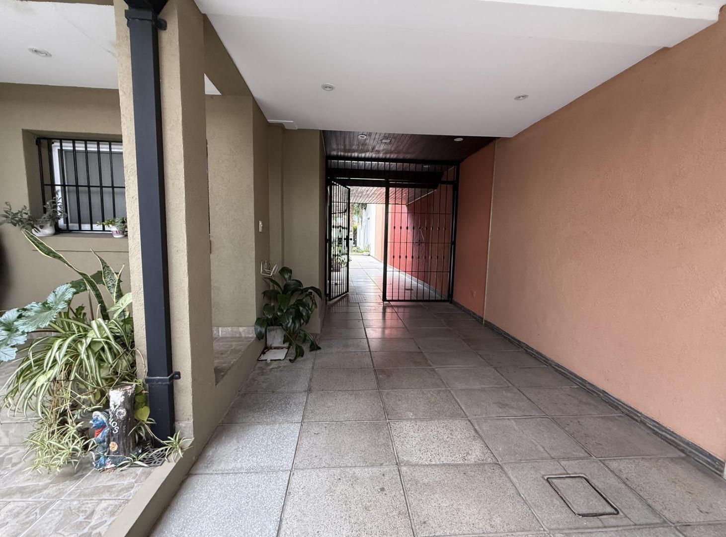 Foto de Casa en venta, 4 dormitorios en S.Isi.-Vias/Rolon, con parrilla, imagen 1
