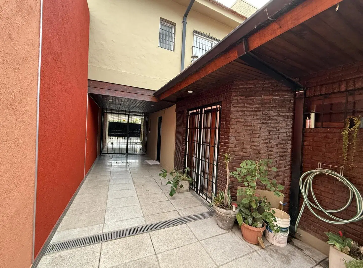 Casa en venta, 4 dormitorios en S.Isi.-Vias/Rolon, con parrilla 5