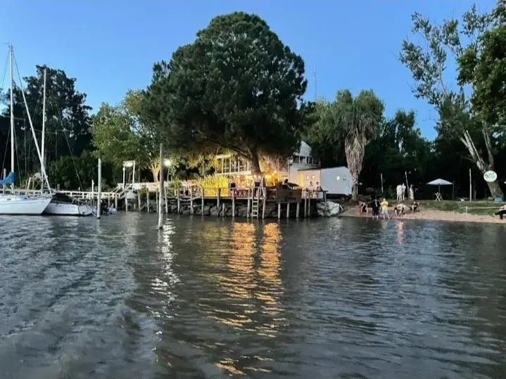 Venta Complejo sobre Río San Antonio con muelle, playa y restaurante 2