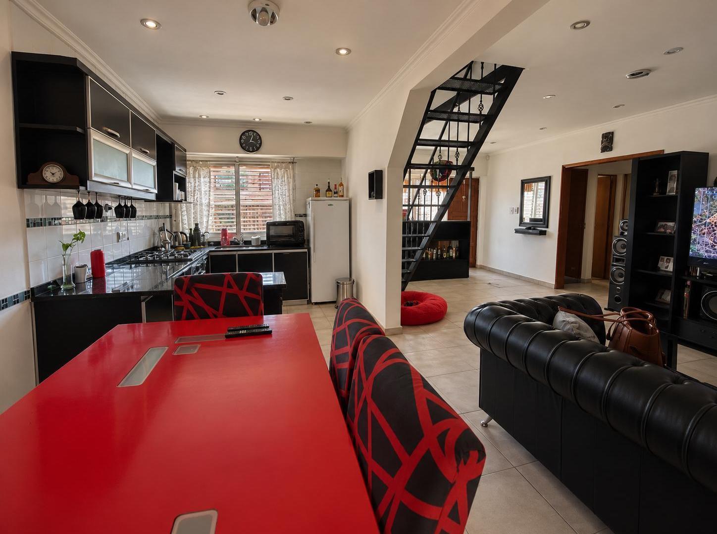 Foto de Venta Casa 5 ambientes Quincho Pileta Entre Rios al 4000 San Justo GBAa, imagen 1