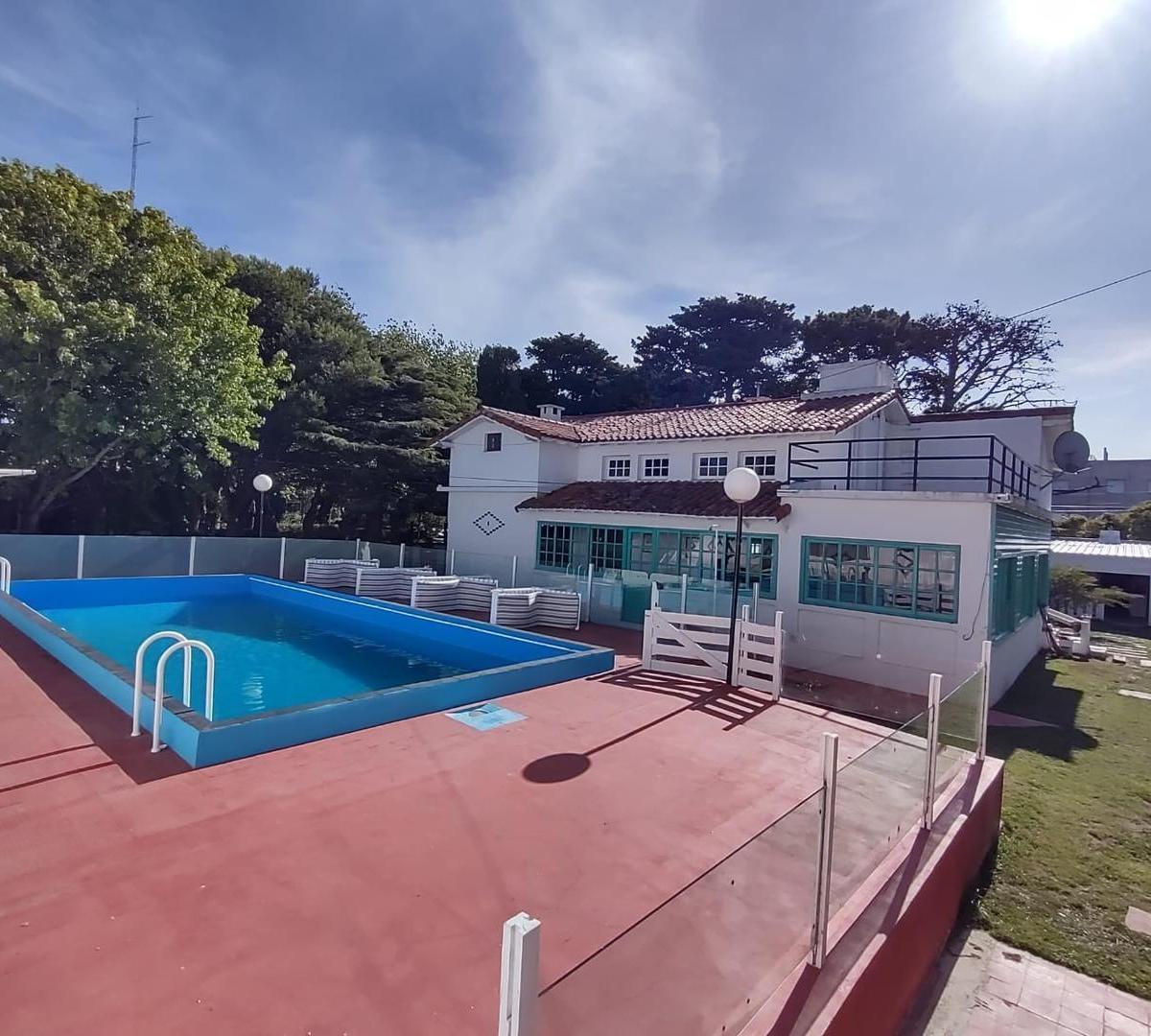 Enorme Propiedad: Casa + 2 Departamentos + Quincho 3