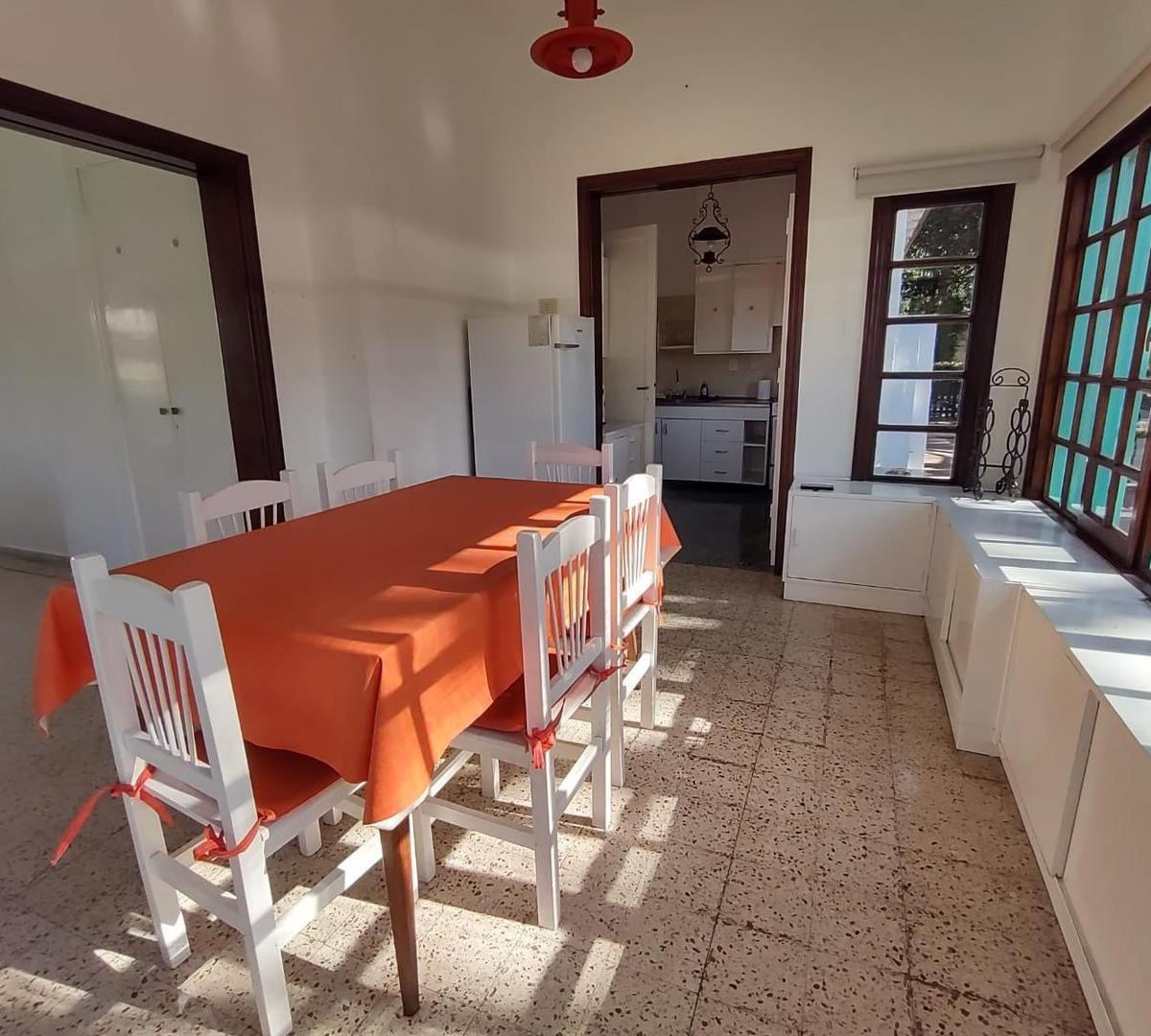 Enorme Propiedad: Casa + 2 Departamentos + Quincho 5