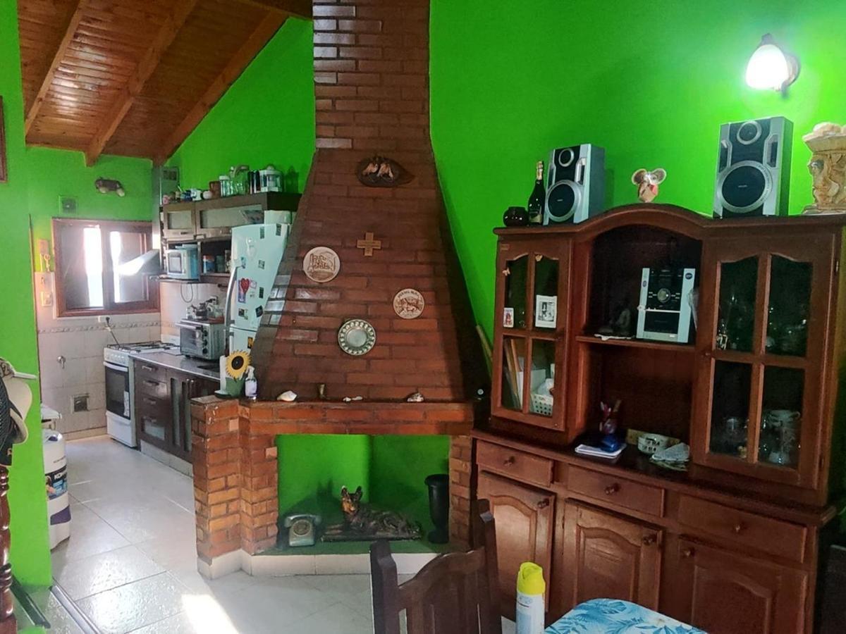 Amplia Casa con 4 Dorm. y Todos Los Servicios. 5